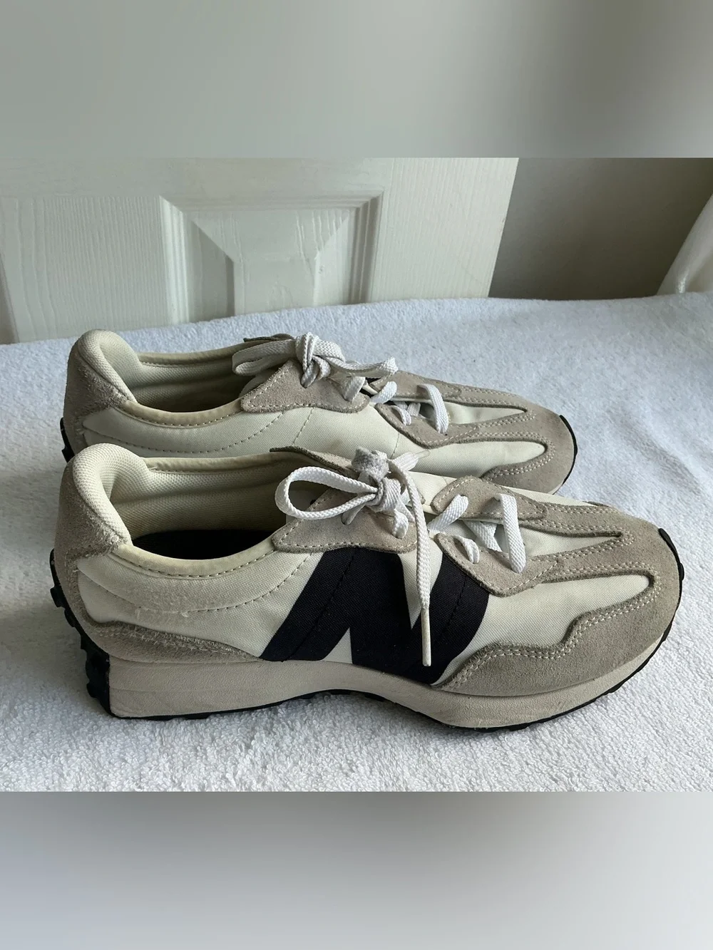 New Balance 327 Sneakers in Cream and Black Sz 5